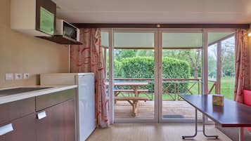 Réfrigérateur, micro-ondes, plaque de cuisson, cafetiÚre/bouilloire