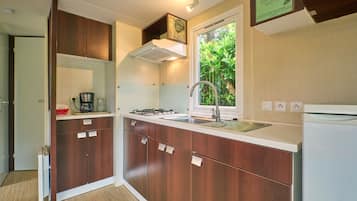 Réfrigérateur, micro-ondes, plaque de cuisson, cafetiÚre/bouilloire