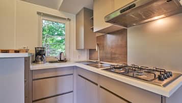 Een koelkast, een microgolfoven, een kookplaat