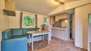 Een koelkast, een microgolfoven, een kookplaat