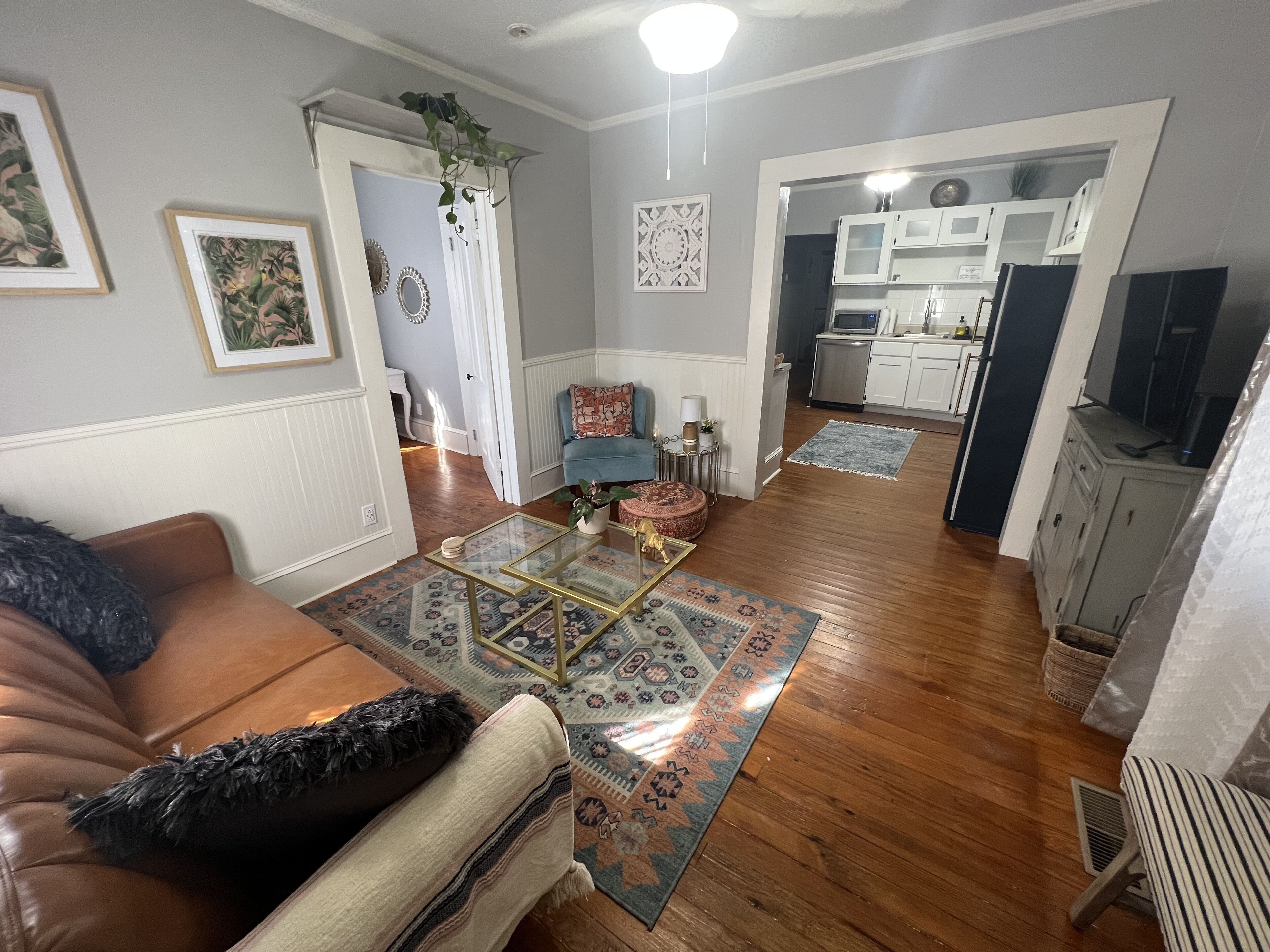 The Urban Jungle Bungalow- 5 minutes from Historic Downtown Wilmington!