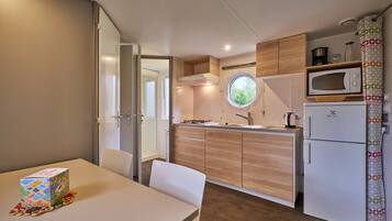 Een koelkast, een microgolfoven, een kookplaat