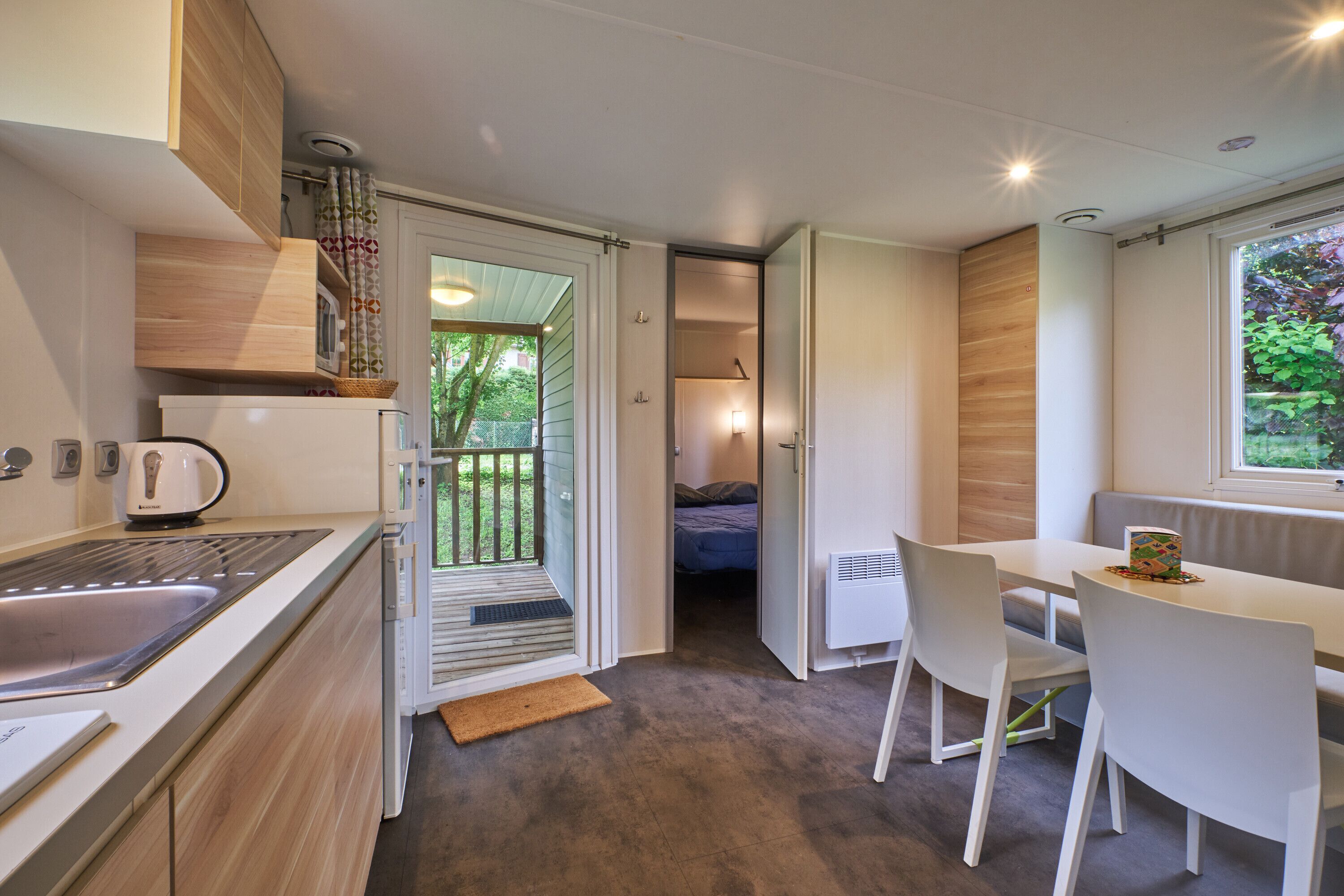 冷蔵庫、電子レンジ、コンロ、コーヒー / ティーメーカー