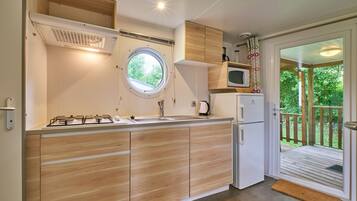 Een koelkast, een microgolfoven, een kookplaat