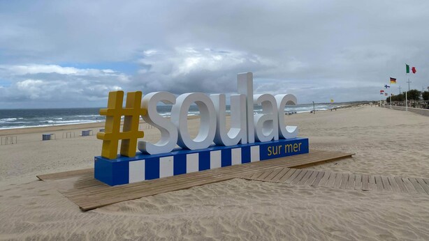 A beach sign with the word 'SOU' and 'sur mer' indicating a French beach. - Villa 'Bikini' with Private Terrace and Private Garden (Soulac-sur-Mer)