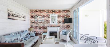 電視、DVD 播放機、乒乓球設施