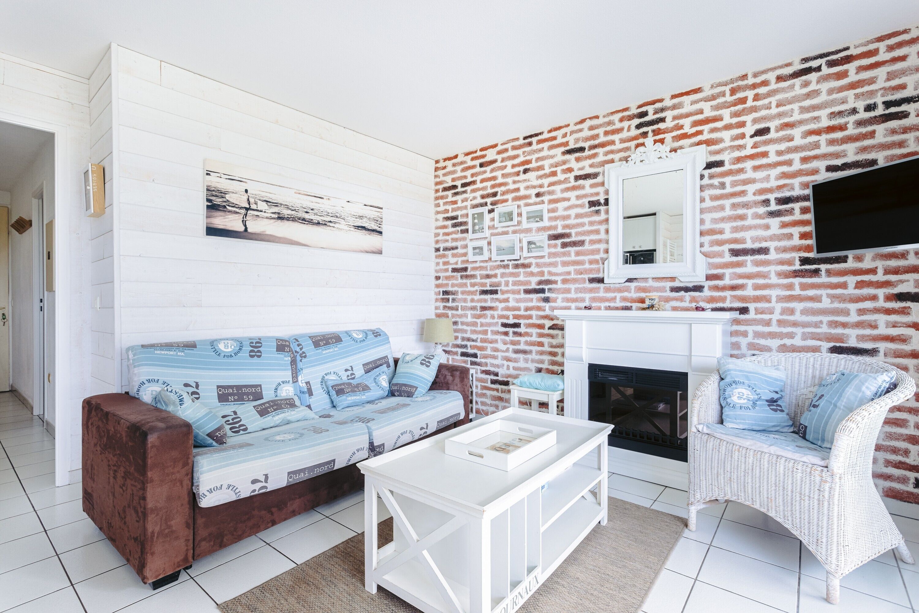 Una televisión, un reproductor de DVD, una mesa de tenis de mesa