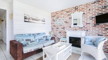 Una televisión, un reproductor de DVD, una mesa de tenis de mesa