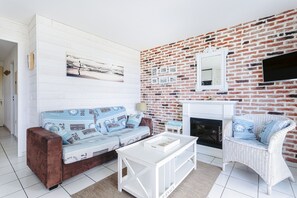 Televisio, DVD-soitin, pöytätennispöytä