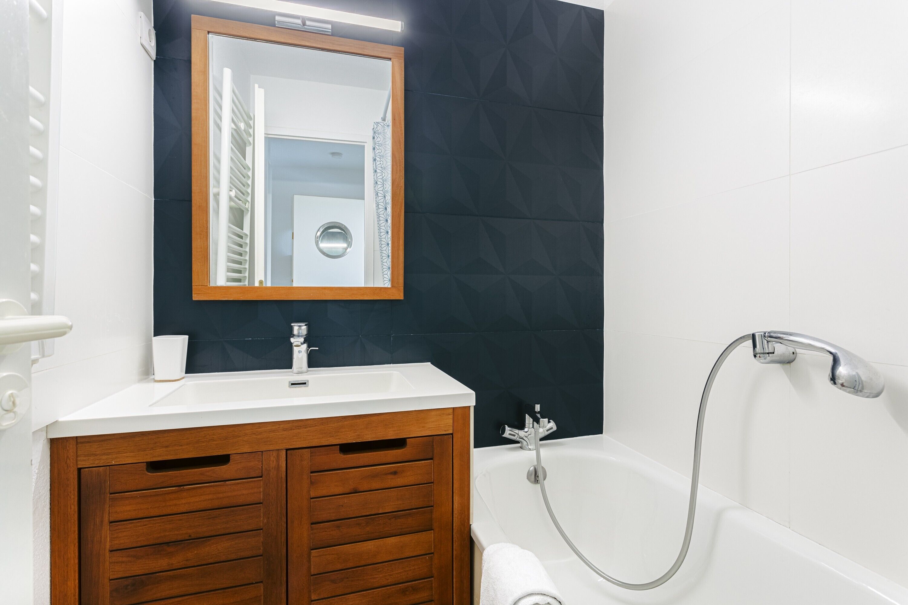 Een douche, een haardroger, handdoeken