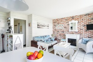 Fernseher, DVD-Player, Tischtennisplatte