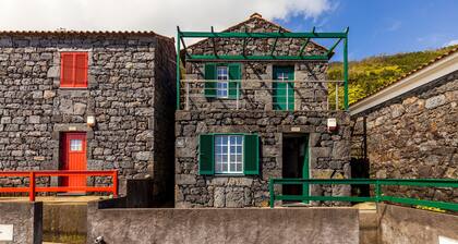 Vacation Home "Casas Dos Vinagreiros - Pedro" with Sea View, Private Terrace & Wi-Fi