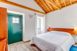 2 bedrooms, iron/ironing board, free WiFi, bed sheets - Vacation Home "Casas Dos Vinagreiros - Pedro" with Sea View, Private Terrace & Wi-Fi (Pontas negras)