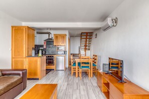 Interior - Vacation Home "Casas Dos Vinagreiros - Pedro" with Sea View, Private Terrace & Wi-Fi (Pontas negras)