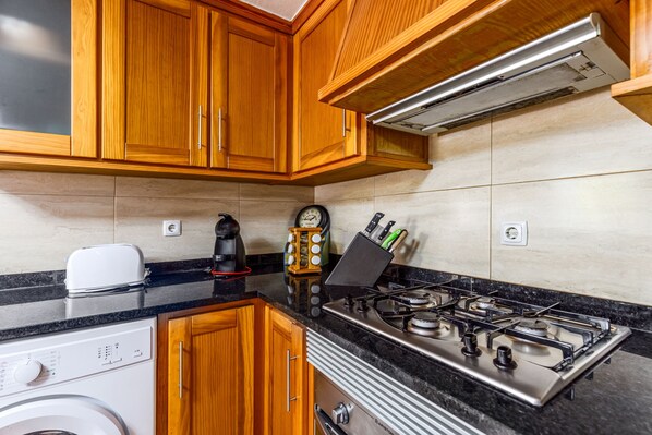 Frigorífico, microondas, horno y placa de cocina