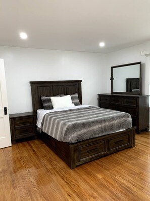 4 bedrooms, iron/ironing board, WiFi, bed sheets