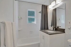 Hair dryer, bidet, towels, soap - Stunning 2/2 dream beach getaway in Surfside (Surfside)