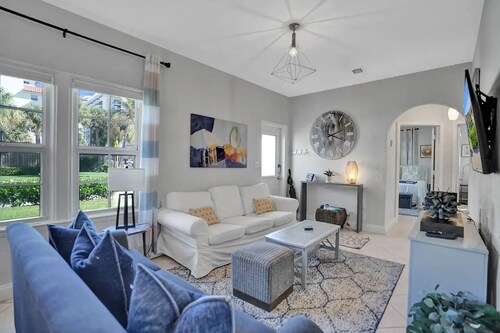 Stunning 2/2 dream beach getaway in Surfside