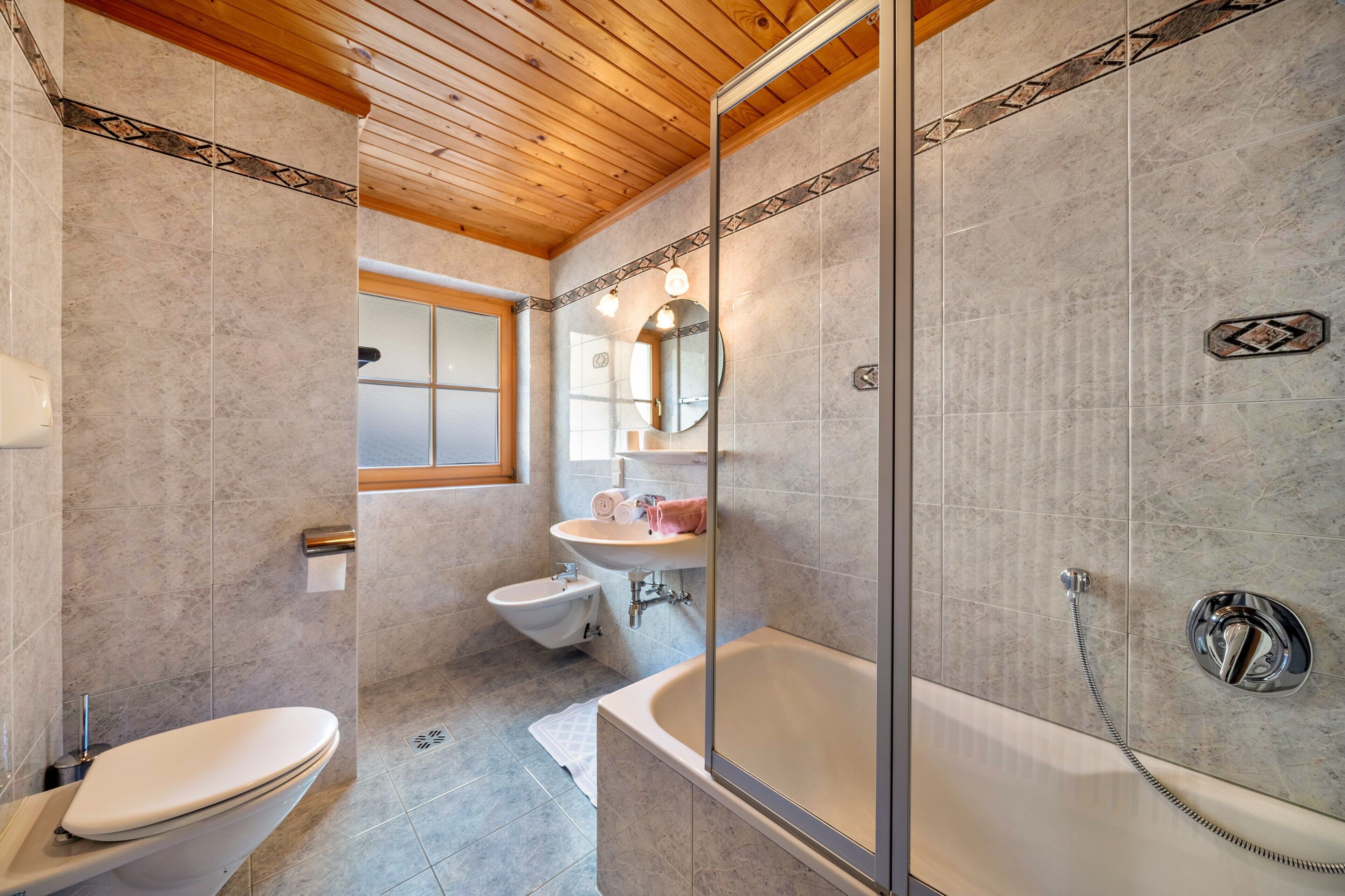 Dusch, hårtork och handdukar