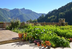 Property grounds - Apartment 'Thalhof Kornigl' with Mountain View, Shared Garden and Wi-Fi (Ultental BZ)