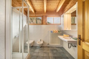 Dusche, kostenlose Toilettenartikel, Haartrockner, Handtücher