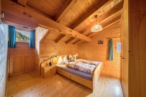 2 bedrooms, free WiFi, bed sheets - Apartment 'Thalhof Kornigl' with Mountain View, Shared Garden and Wi-Fi (Ultental BZ)