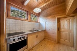 Fridge, oven, stovetop, coffee/tea maker - Apartment 'Thalhof Kornigl' with Mountain View, Shared Garden and Wi-Fi (Ultental BZ)