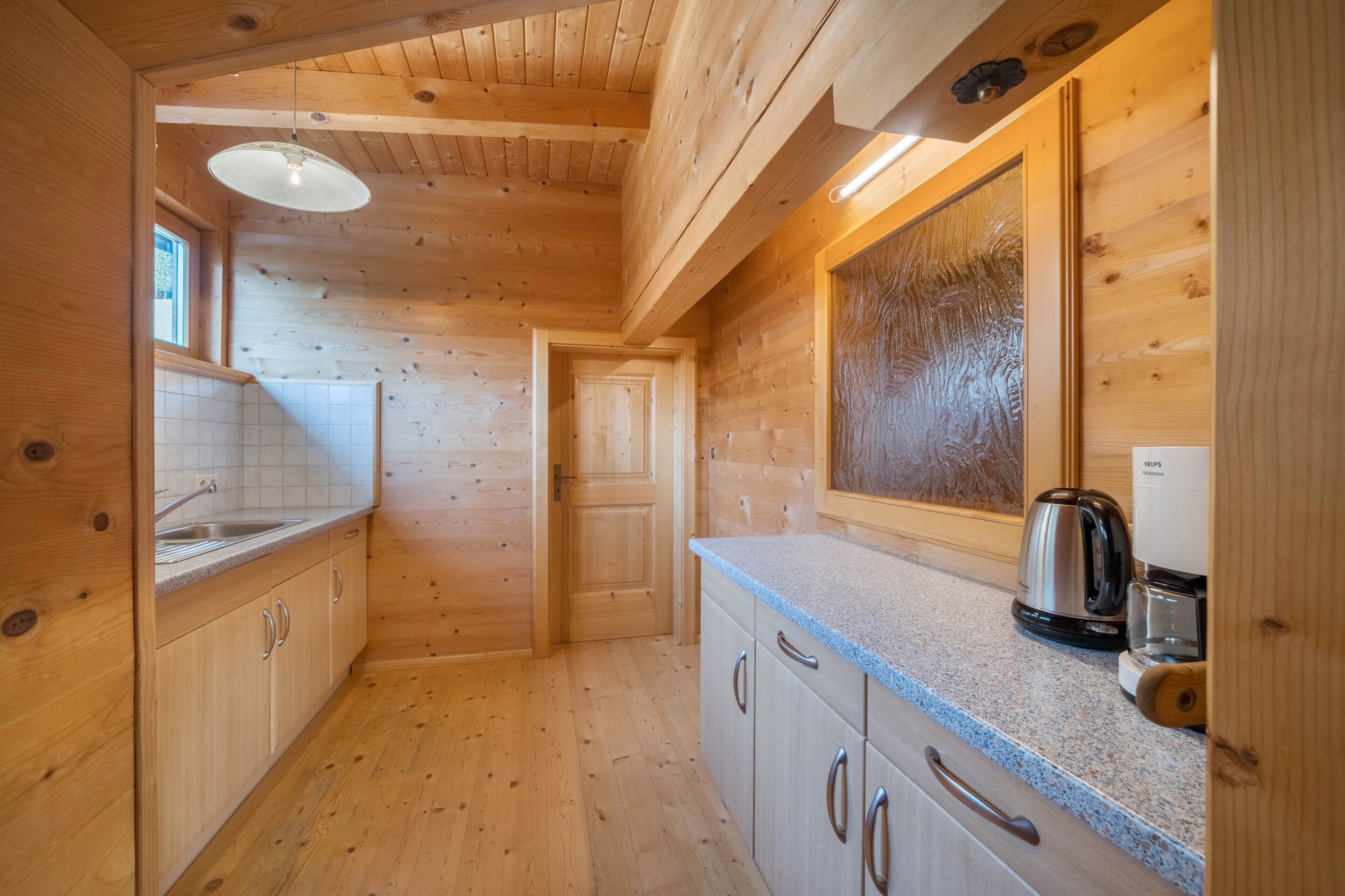 Kühlschrank, Ofen, Herdplatte, Wasserkocher mit Kaffee-/Teezubehör