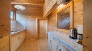 KĂŒhlschrank, Ofen, Herdplatte, Wasserkocher mit Kaffee-/Teezubehör