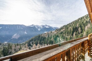 A wooden balcony with a view of a mountainous landscape. - Apartment 'Thalhof Laugen' with Mountain View, Shared Garden and Wi-Fi (Ultental BZ)