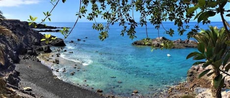 På stranden