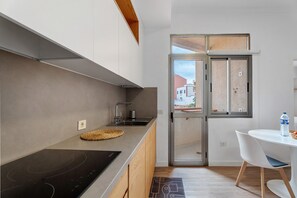 Fridge, microwave, oven, stovetop - Vacation Apartment 'Apartamento Bellavista, Bajo Alcalá' with Balcony and Wi-Fi (Guía de Isora)