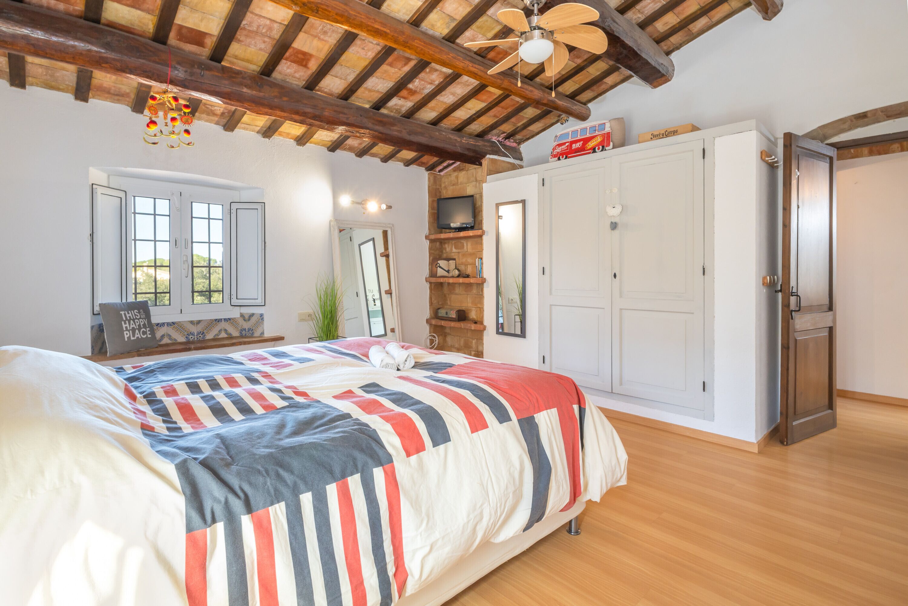 4 dormitorios, tabla de planchar con plancha, wifi gratis y ropa de cama