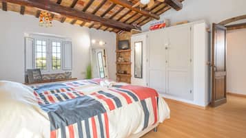 4 bedrooms, iron/ironing board, free WiFi, bed sheets