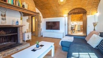 Televisión y chimenea