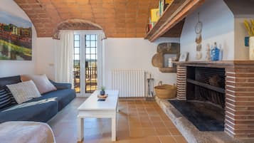 Televisión y chimenea