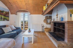 Televisión y chimenea 