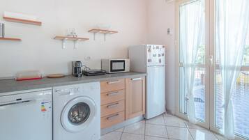 KĂŒhlschrank, Mikrowelle, Ofen, Herdplatte