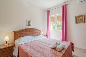 3 bedrooms, iron/ironing board, free WiFi, bed sheets - Villa 'Villetta Valentina' with Private Terrace, Wi-Fi and Air Conditioning (Fontane Bianche)