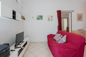 TV - Villa 'Villetta Valentina' with Private Terrace, Wi-Fi and Air Conditioning (Fontane Bianche)