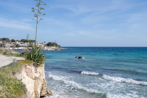 Beach nearby - Villa 'Villetta Valentina' with Private Terrace, Wi-Fi and Air Conditioning (Fontane Bianche)