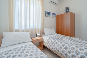 3 bedrooms, iron/ironing board, free WiFi, bed sheets - Villa 'Villetta Valentina' with Private Terrace, Wi-Fi and Air Conditioning (Fontane Bianche)