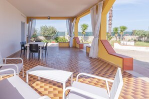 Outdoor dining - Villa 'Villetta Valentina' with Private Terrace, Wi-Fi and Air Conditioning (Fontane Bianche)