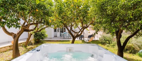 Outdoor spa tub