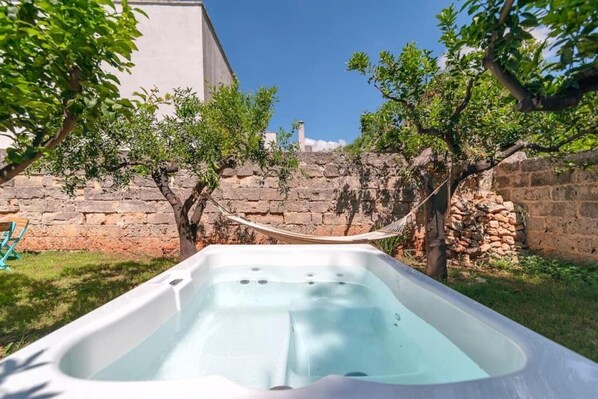 Tina de hidromasaje al aire libre