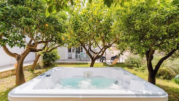 Bain à remous extérieur