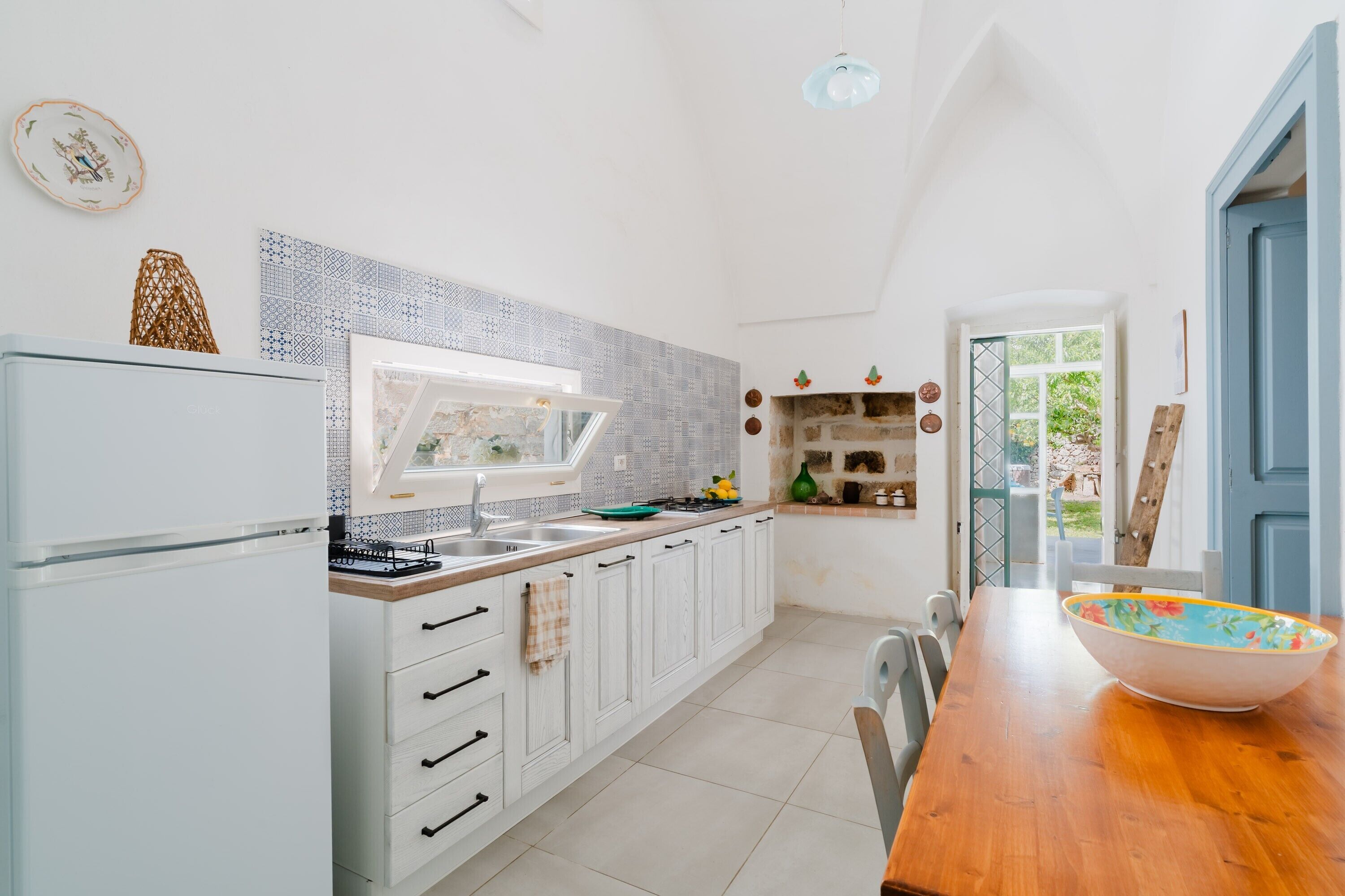 Frigorifero, forno, piano cottura, macchina per tè/caffè