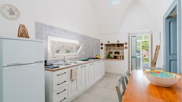 Frigorifero, forno, piano cottura, macchina per tè/caffè