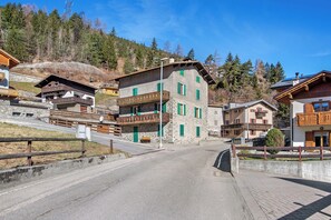 Exterior - Apartment 'Casa Colturi Abete' with Mountain View, Shared Garden and Wi-Fi (Valdisotto)