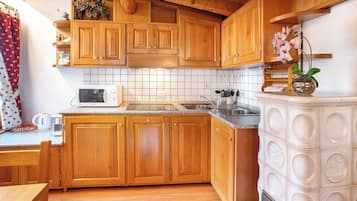 Kühlschrank, Mikrowelle, Herdplatte, Geschirrspüler